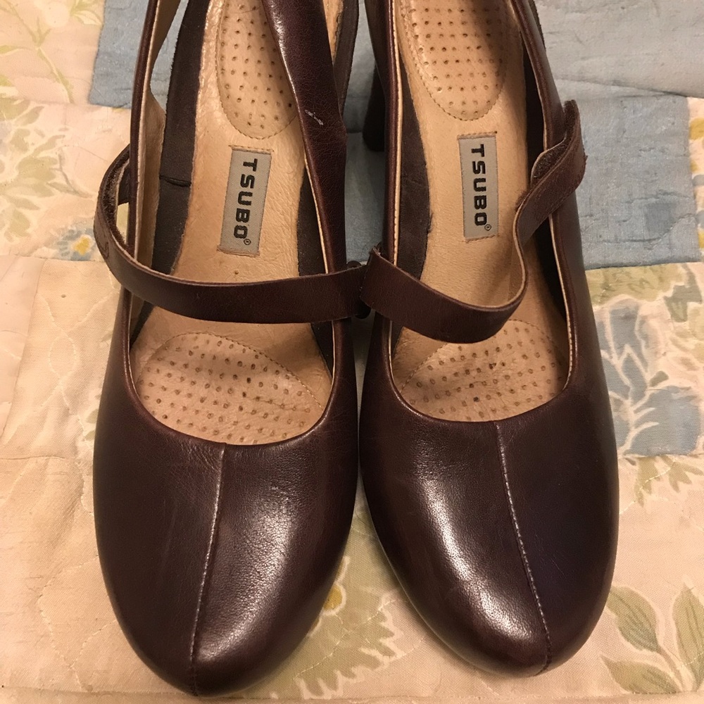 Unique burgundy heel. Tsubo